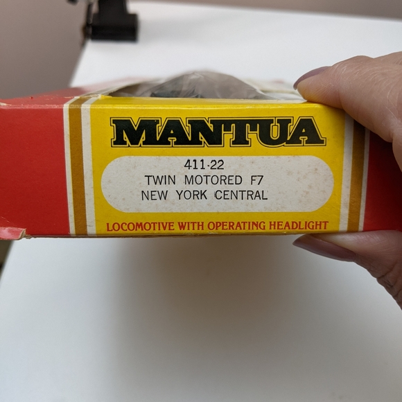 MANTUA New York Central 1650 Locomotive w Operating Headlight Engine 411-22 , HO - Picture 7 of 16